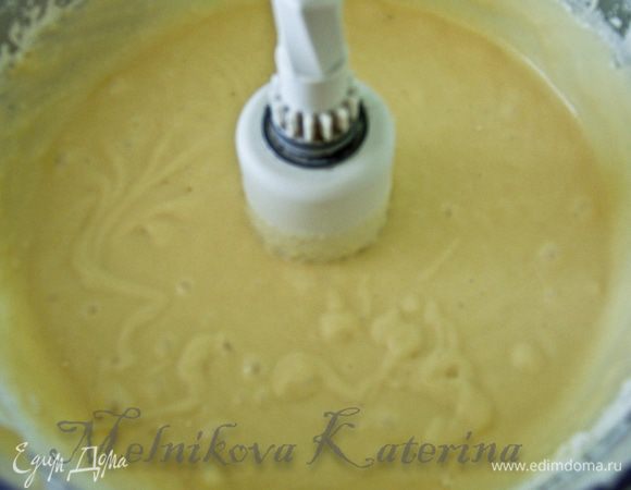 Добавить растопленное сливочное масло, молоко, сметану, муку, разрыхлитель и тщательно все перемешать. 