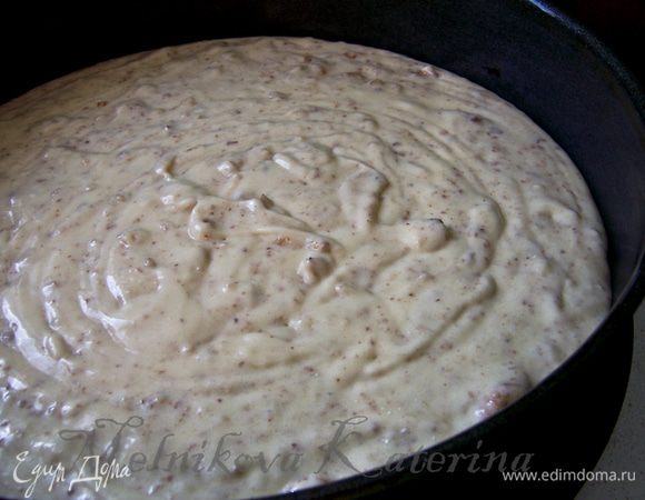 Добавить к тесту измельченные орехи, перемешать. Смазать форму для запекания сливочным маслом и выложить тесто в форму. Отправить выпекаться в духовку на 1 час при 180 градусах. 