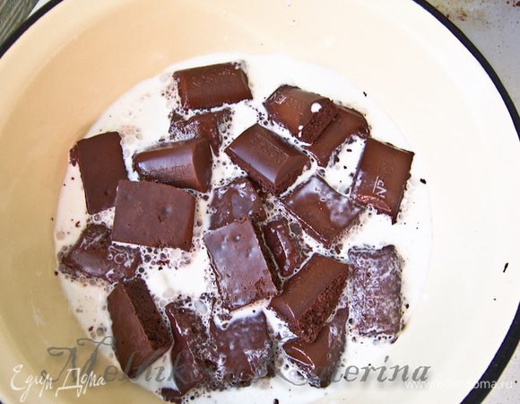 Для крема поставить сливки на огонь, добавить оломанный шоколад и довести до кипения. 