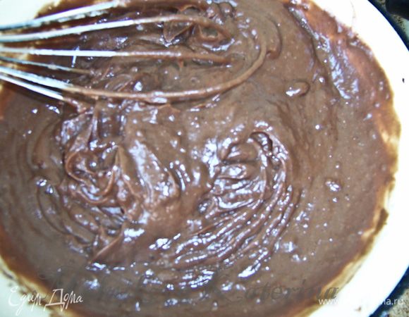 Медленно ввести яично-кофейную смесь в сливки и варить на медленном огне помешивая до загустения. Дать остыть. 