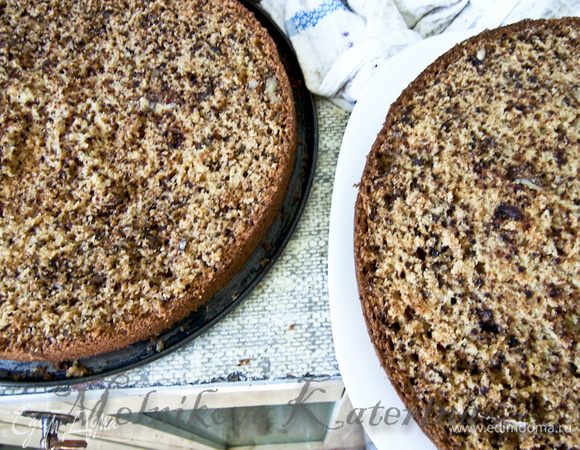 Разрезать пирог на две части, выложить половину крема, смазать. Накрыть вторым коржом и смазать его сверху. 