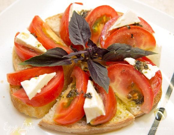 Поливаем 1/2 заправки Капрезе сверху. Можно украсить листиками базилика.