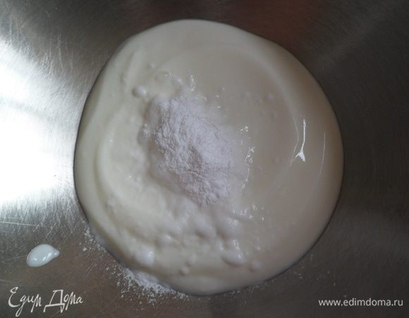 смешиваем йогурт и разрыхлитель, перемешиваем.