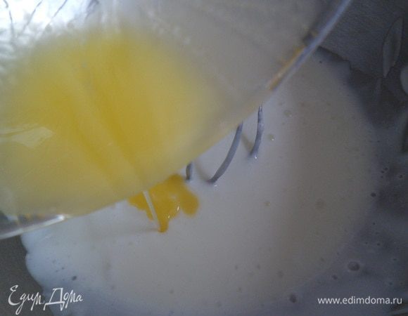 затем добавляем растопленный маргарин или масло