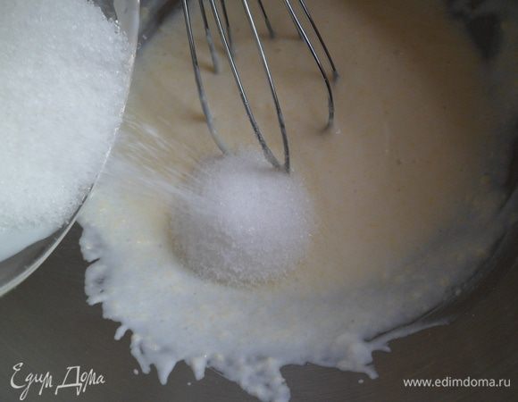 затем сахар,все хорошо перемешать