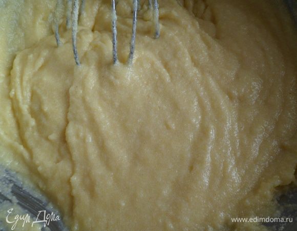 добавляем манку и также хорошо перемешиваем