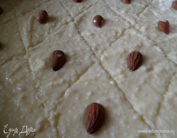 делаем ножно насечки, чтобы равномерно разместить миндаль