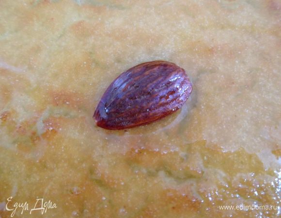 когда корж порумянится ,достаем из духовки и сразу заливаем сиропом. Даем остыть