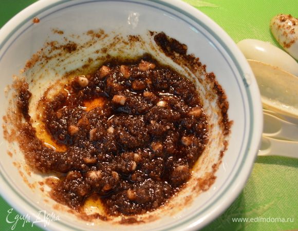 В миске смешать чеснок,олив.масло, сахар,соль,паприка,перец до образования пасты.