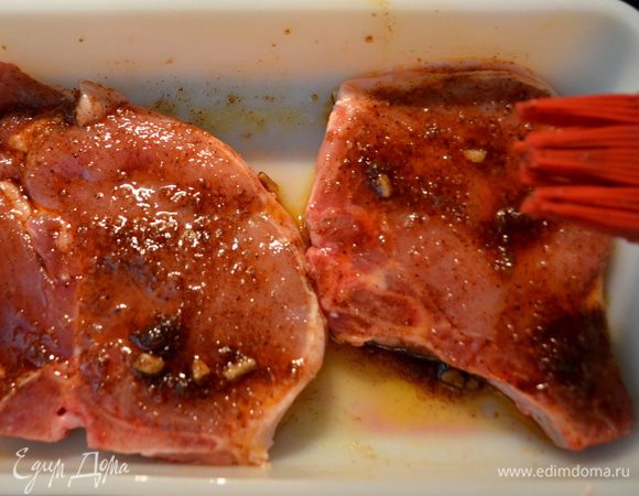 Смазать свиные отбивные с 2х сторон.Закрыть пищев. пластик. пленкой.И поставить в холодильник на час или более 3х.