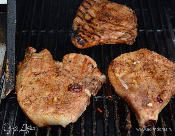 Разогреть гриль на сред.высоком огне,предварительно сбрызнув олив.маслом и жарить отбивные  с 2х сторон,закрыв крышку гриля по 5мин.каждую сторону.