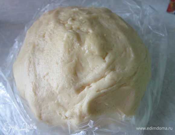 Смешайте яйцо с сахаром, замесите тесто. Заверните в пищевую пленку и уберите в холодильник на 30 минут.