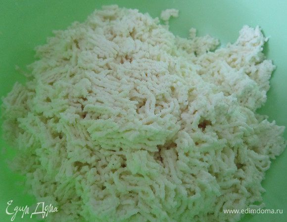 Творог протрите через сито.