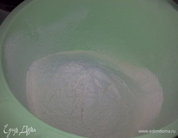 Два вида муки и соду смешать и просеять через сито.