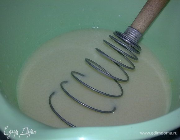 Яйца растереть с сахаром,добавить ванильный сахар, соль, кефир.Сливочное масло растопить.