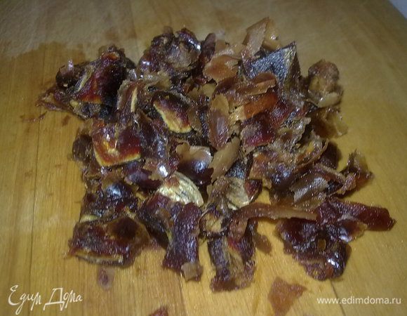 Финики тщательно промыть, залить стаканом кипятка на 10 минут.Воду слить, финики обсушить, нарезать маленькими кусочками. Смешать со щепоткой муки, чтобы избежать лишней влаги в тесте.