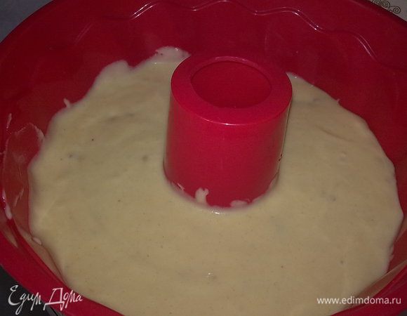 В яично-кефирную смесь добавить муку, сливочное масло и финики. Всё тщательно и быстро смешать.При продолжительном вымешивании тесто может стать плотным.Тесто вылить в форму.