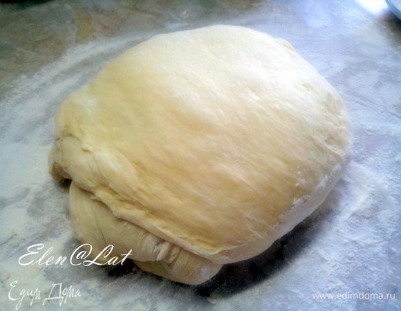 Из указанных ингредиентов замесить мягкое тесто, накрыть полотенцем и поставить в теплое место. Тесто должно увеличиться в объеме в два раза. Примерно на 1 час.
Я тесто замешиваю в хлебопечке, мне очень нравится, экономит время и силы.