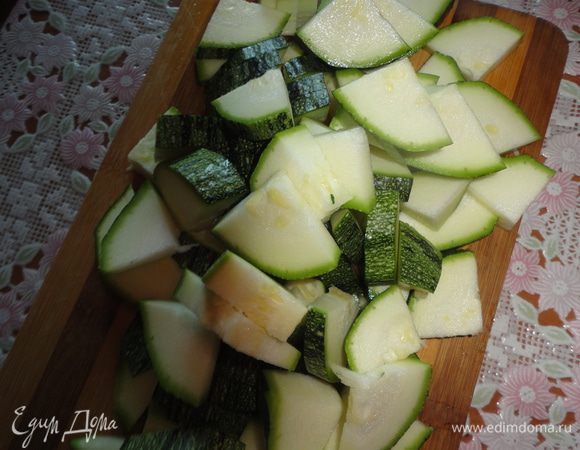 Кабачок нарезать кубиками.
