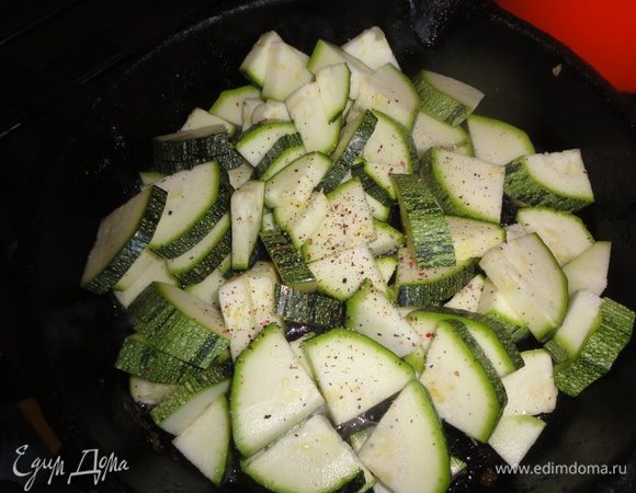 Кабачки жарить на растительном масле.