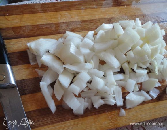 Луковицы мелко нарезать.