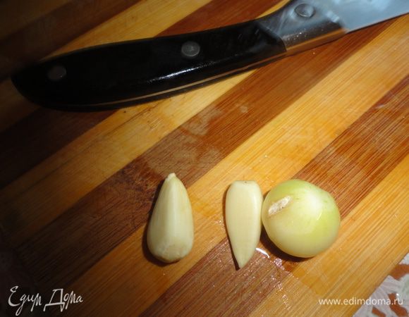 Чеснок выдавить через чеснокодавилку.