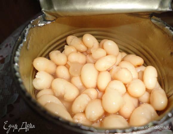 Фасоль открыть, слить лишнюю жидкость.