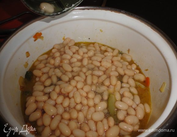 В овощи добавить фасоль, соль, перец, приправу карри. Тушить 20 минут под крышкой.