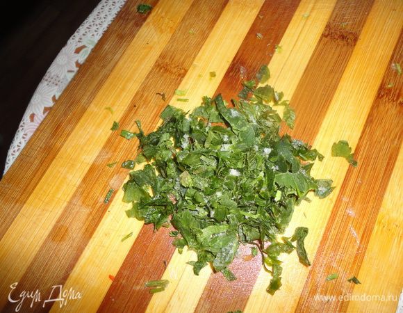 Зелень мелко нарезать.