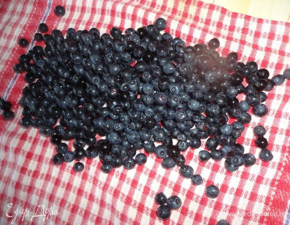 Чернику вымыть и высушить на полотенце.