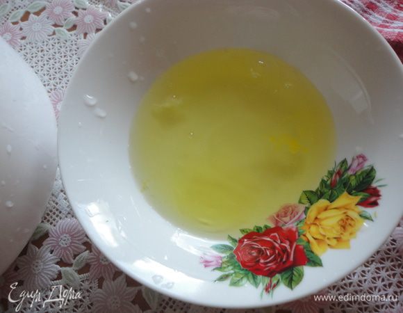 Белки отделить от желтков.