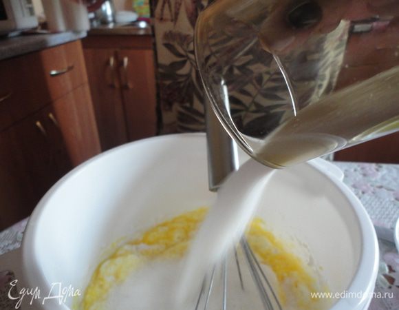 Добавить сахарный песок