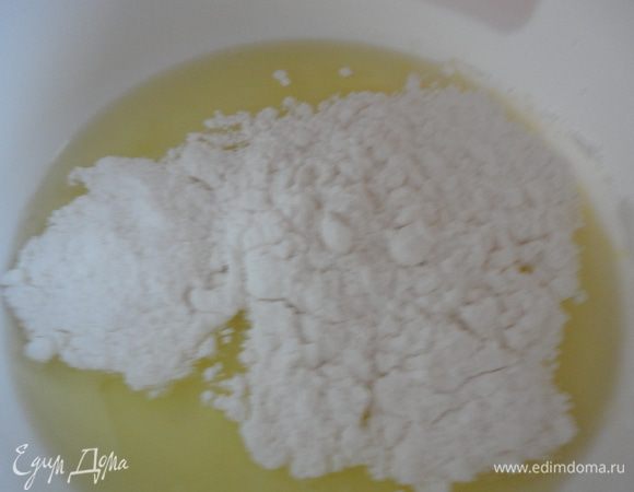 К белкам добавить сахарную пудру.