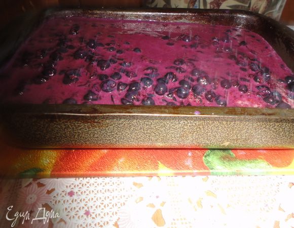 Вылить на бисквит чернику с белками.
Поставить в духовку на 7 минут.