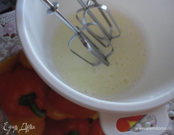 Взбить белки с сахарной пудрой.