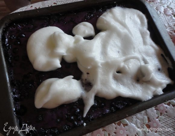 Вынуть пирог из духовки смазать " занавеской". Снова в духовку на 3 минуты.