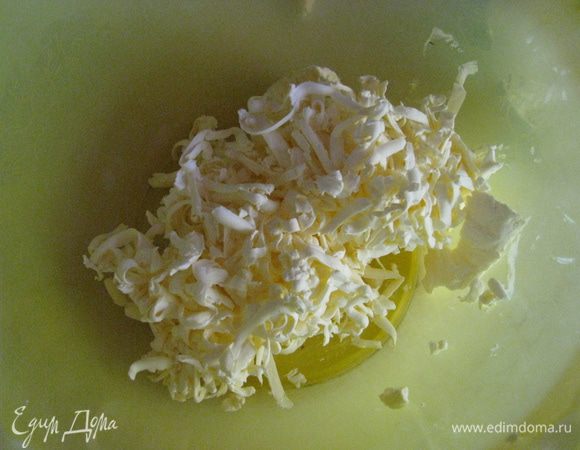 Замороженный маргарин натереть на крупной терке.