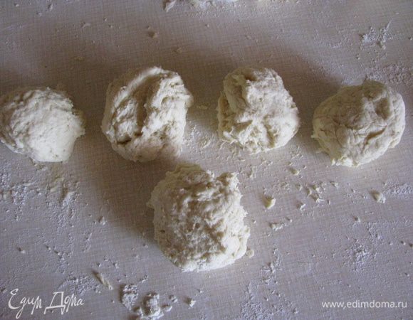 Добавить остальные ингредиенты и перемешать. Тесто должно получится такой, чтобы раскатывая скалкой, оно не липло к столу. Полученное тесто разделить на 5 частей.