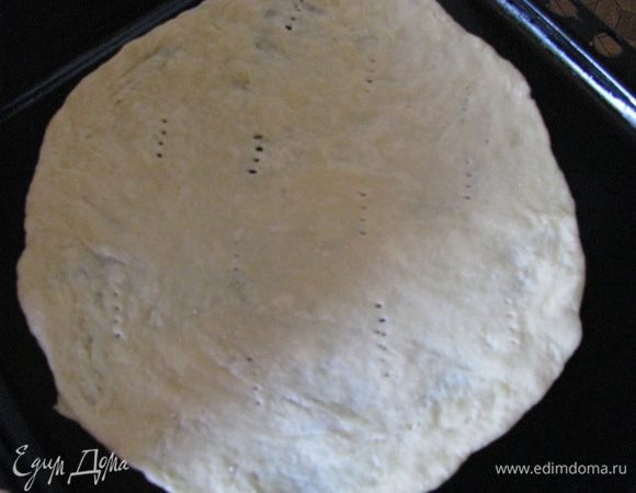 Каждую часть тонко раскатать, наколоть вилкой и выпечь в духовке до светло коричневого цвета.