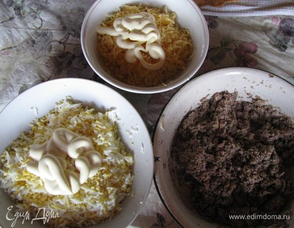 Приготовить начинки.
1 начинка: 100 гр. натертого на крупной терке сыра, майонез;
2 начинка: размятые консервы;
3 начинка: натертые на терке 4 варенных яйца, майонез.
