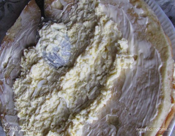 Сложить 4 коржа друг на друга, прослаивая начинками (в любой последовательности). Каждый корж можно слегка смазать майонезом.