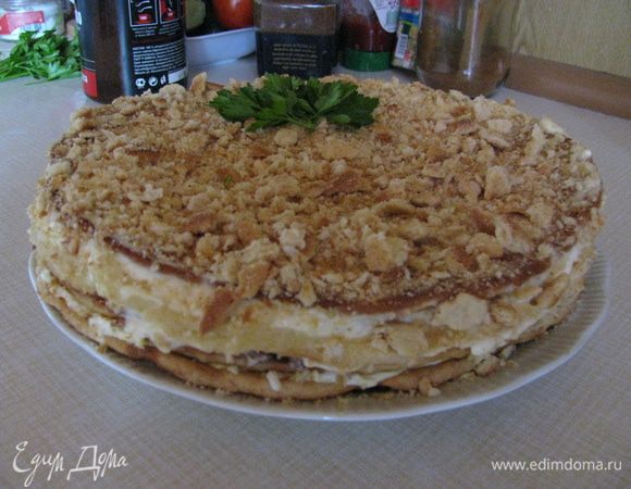 Сверху и с боков обмазать торт майонезом, обсыпать раскрошенным 5 коржом, украсить и поставить в холодильник. После того как он слегка охладиться и пропитается можно подать на стол. Приятного аппетита!