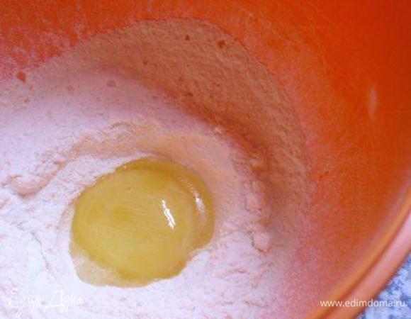 Просеять в миску муку с солью, сделать в центре углубление, ввести желток, молоко и масло, перемешать. 