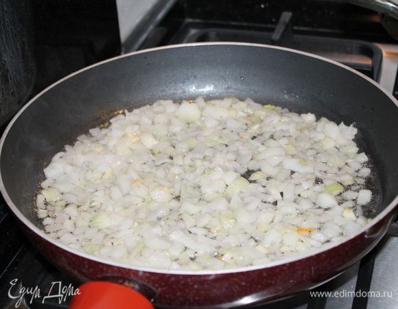 нарезаем лук, чеснок и обжариваем на фунд. масле 3 минуты
