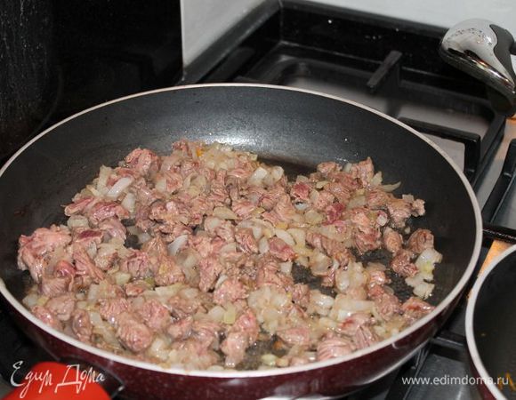 мелко кубиками нарезаем говядину и добавляем в сковороду