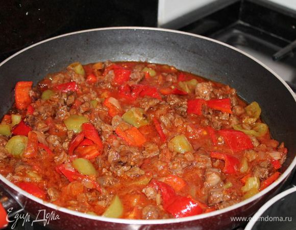 когда овощи хорошо обжарятся,для говядины, я развела том. пасту в воде, добавила в сковороду и поставила тушить, до готовности мяса
