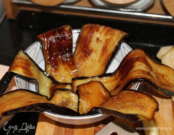 берем пиалку и выкладываем туда, обжаренные баклажаны