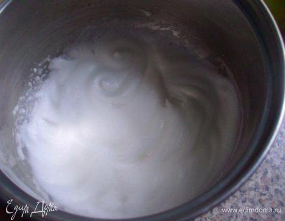 Взбить белок. 