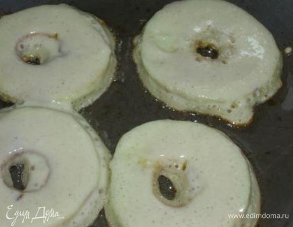 Разогреть на сковороде масло. 
Яблочные колечки обмакнуть в тесто и  подрумянить с двух сторон. 