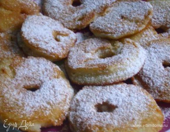 Готовые оладушки переложить на бумажное полотенце, перед подачей присыпать сахарной пудрой.